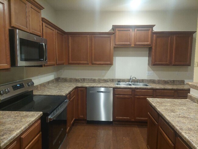 Foto del edificio - 2 STORY END UNIT TOWNHOME W/DETACHED 2 CAR...