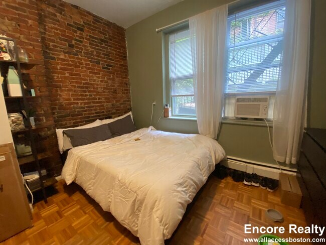 Building Photo - 40 Anderson St