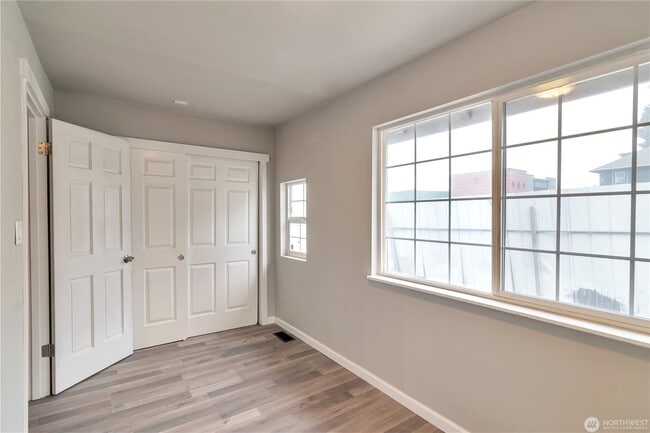 Building Photo - 730 S Elmgrove St