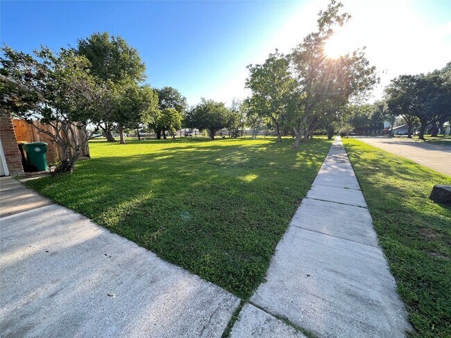 Foto del edificio - 5813 Lucy Lane