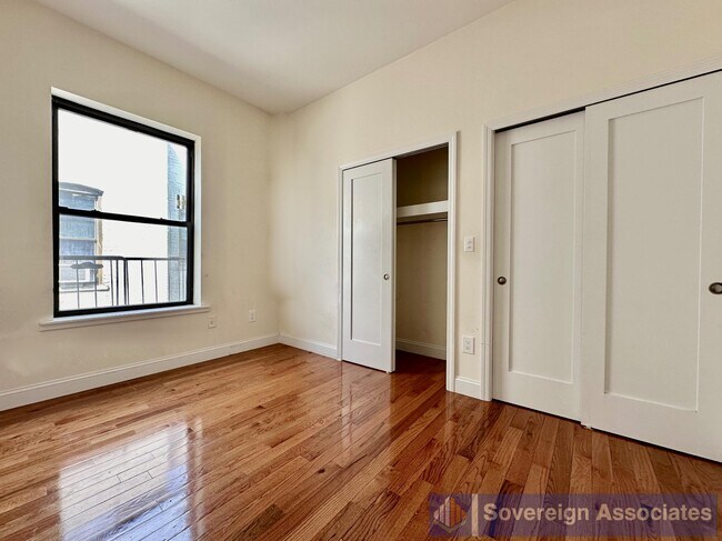 Foto del edificio - 121 Sherman Ave