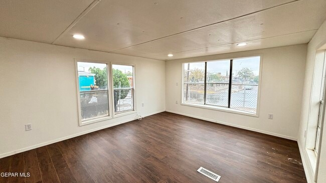 Foto del edificio - 6047 Deer Ave