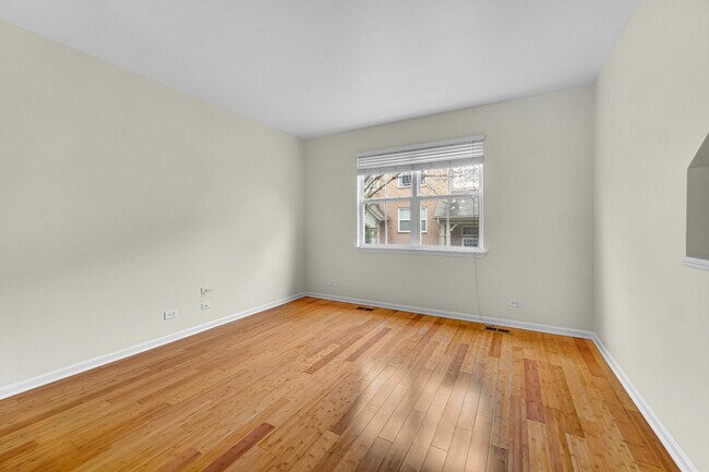 Foto del edificio - 1114 N Claremont Dr