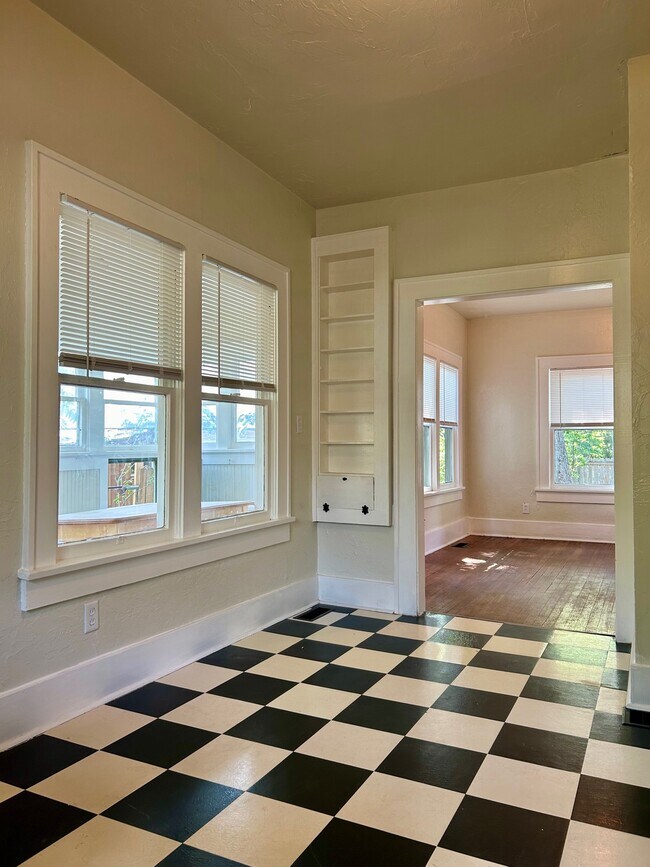 Building Photo - 421 Park Dr