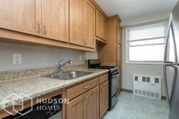Building Photo - 91 Strawberry Hill Ave