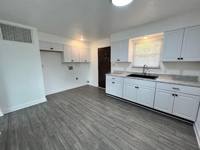 Foto del edificio - 26940 - 26950 Mosbaugh Road