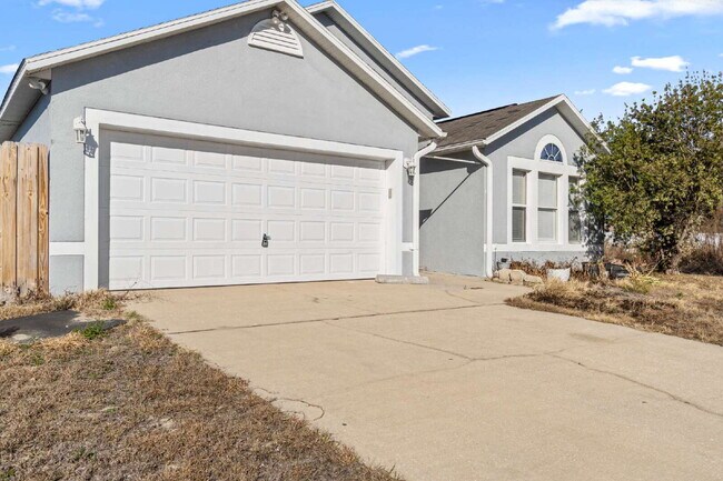 Foto del edificio - Spacious 3BR Home with Tile Floors & Spa-Like Primary Suite – Marion Oaks