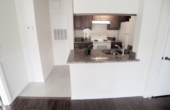 Building Photo - Beautiful 1/1 Wood Floor Condo With a Beau...