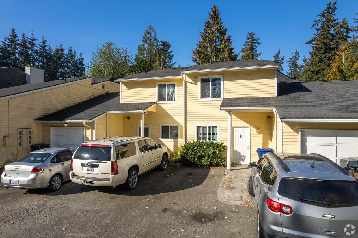 Exterior - Hampton Court Townhomes