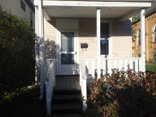 Building Photo - 2 story home includes 2 bedrooms, 1 bath ~
