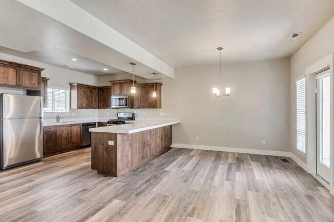 Building Photo - Gorgeous 3 Bed Townhome - Provo Slate Canyon