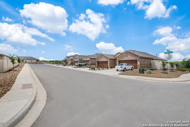 Building Photo - Luxury Duplex in Seguin