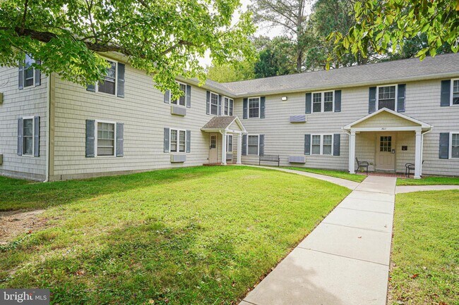 Building Photo - 802 Travers St