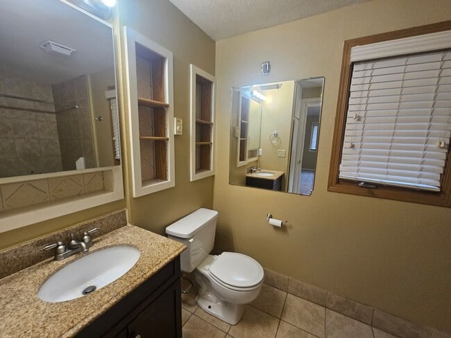 Building Photo - Beautiful House with Yard and Pets Conside...