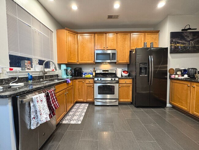 Foto del edificio - Beautiful 3 Bed 3.5 Bath Interior Townhome In Vibrant Brambleton Landbay