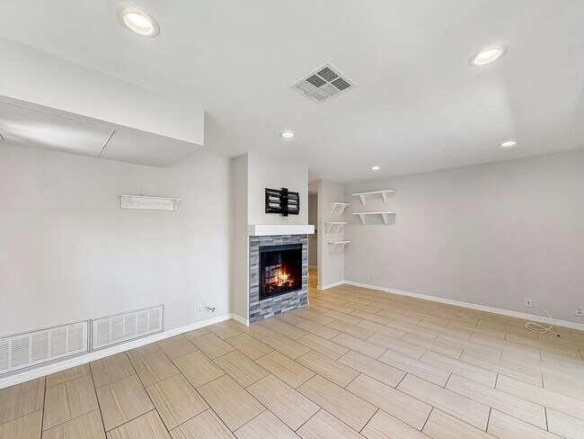 Foto del edificio - Beautifully updated 2 bed/2bath in the Sum...