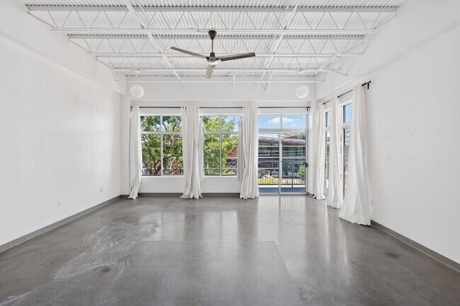 Foto del edificio - 2401 E 6th St