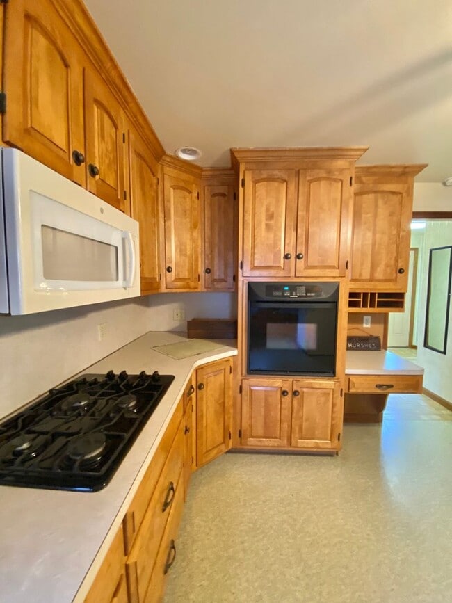 Building Photo - Peaceful Country Living - 4 BR / 3BA