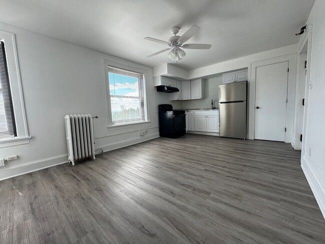 Building Photo - Spacious 1 Bedroom Apartment
