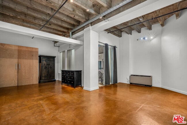 Building Photo - 312 W 5th St