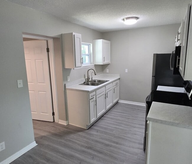 Building Photo - Beautiful 4-bedroom, 2-bath home in Orange...