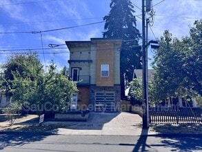 Building Photo - 832 SE Cedar St