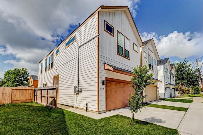 Building Photo - 2115 Esther Dr