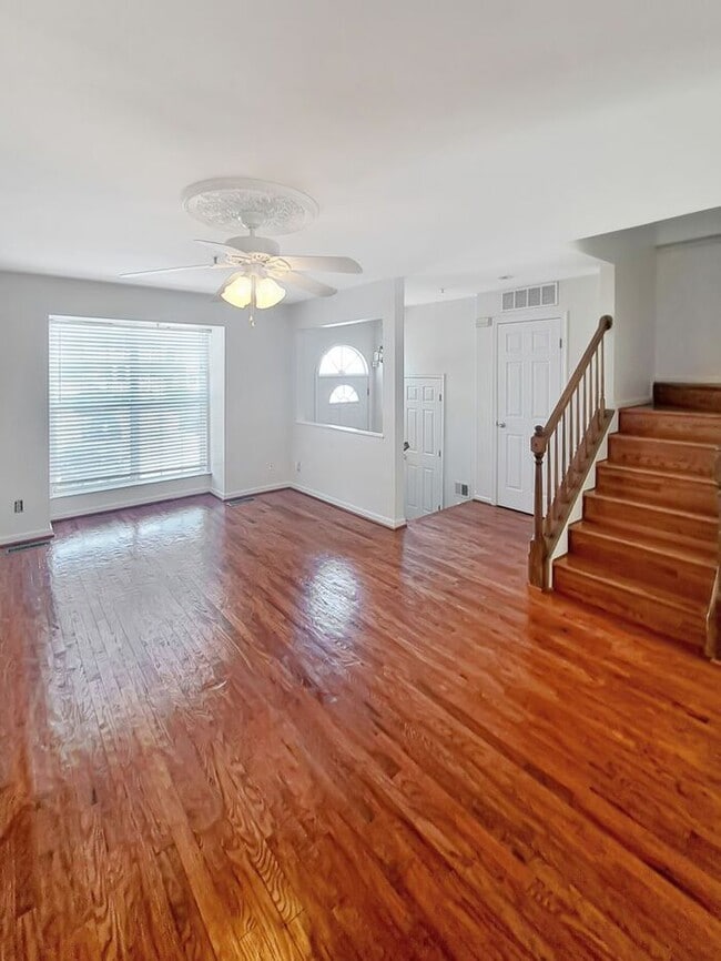 Building Photo - 3-Level 4/Bedroom, 4/Bath Townhome in Wald...