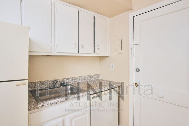 Building Photo - 1343 Briarwood Dr NE