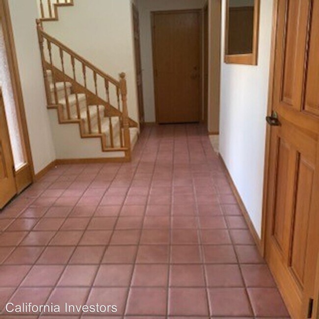 Building Photo - 8476 Whispering Oak Ln