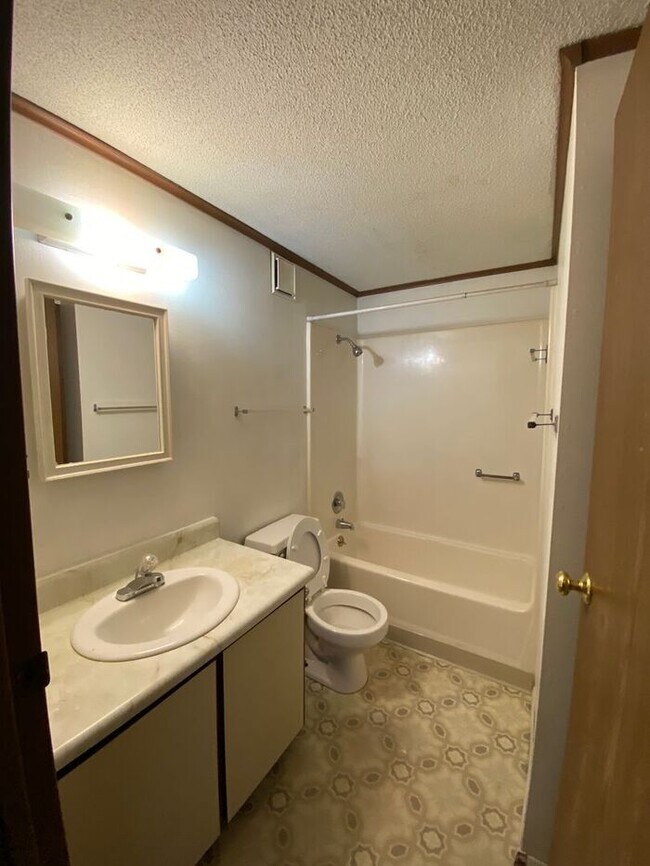 Building Photo - One Bedroom Apt w/Washer & Dryer Hookups! Water & Sewer Included.