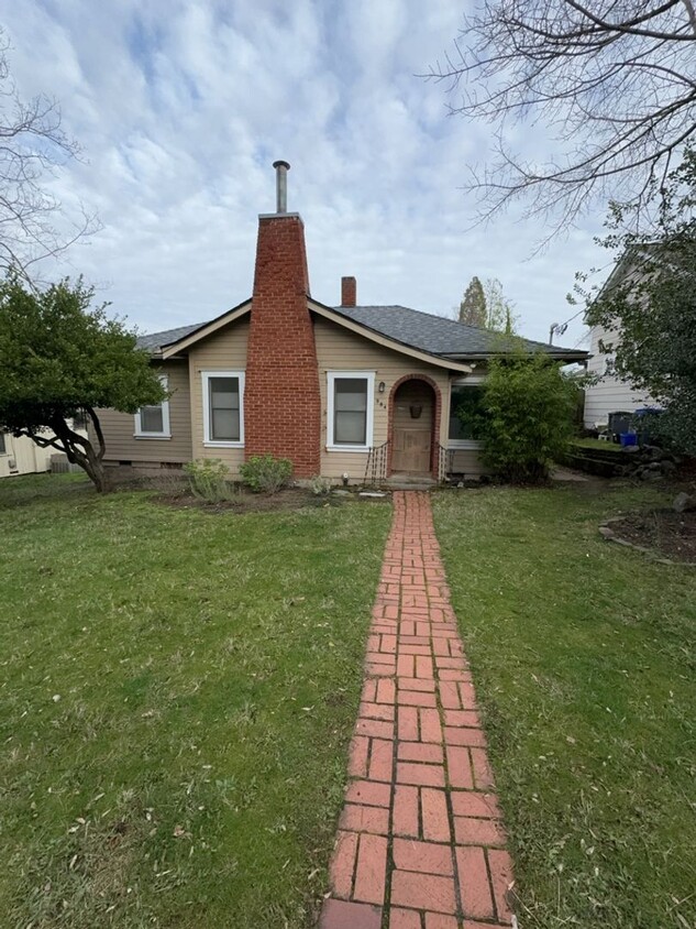 Primary Photo - Charming Ashland Cottage in Great Neighbor...