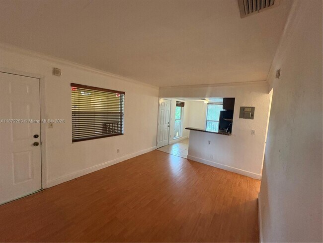Foto del edificio - 241 S Royal Poinciana Blvd