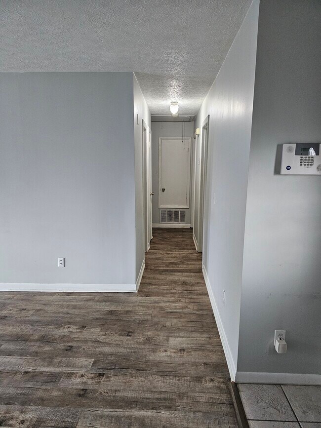 Building Photo - 610 Venetian Way