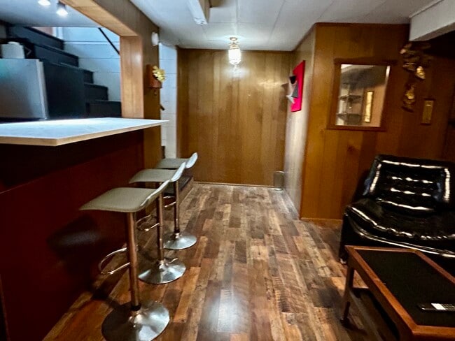 Taburetes y sofá cama incluidos - 1908 Kessler Blvd North Dr