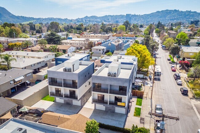 Foto del edificio - 5142 Riverton Ave