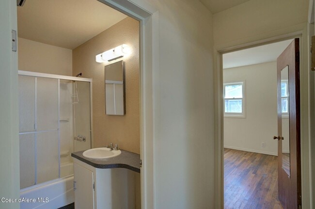 Building Photo - Must See!