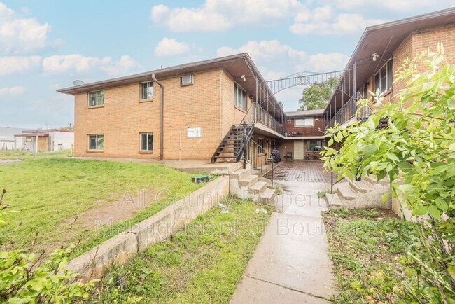 Foto del edificio - 1353 Coffman St