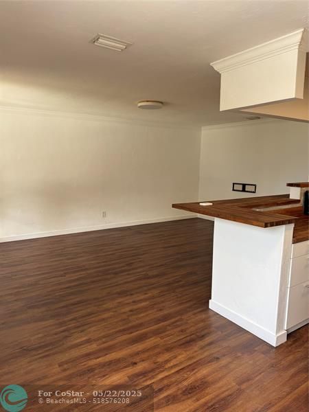 Building Photo - 520 NE 58th St