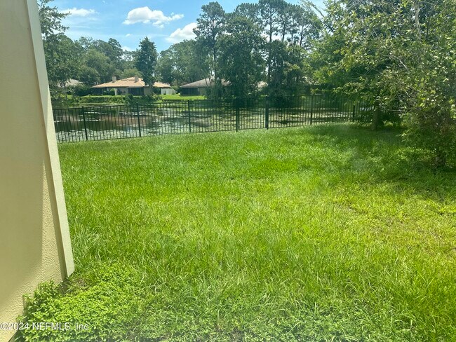 Foto del edificio - 8280 Meadow Walk Ln