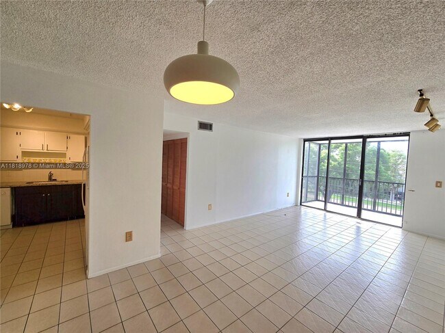 Foto del edificio - 2500 NE 135th St