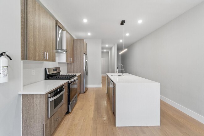 Foto del edificio - 206 FREEMAN Ave