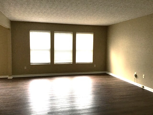 Building Photo - 5557 Windsor Ct