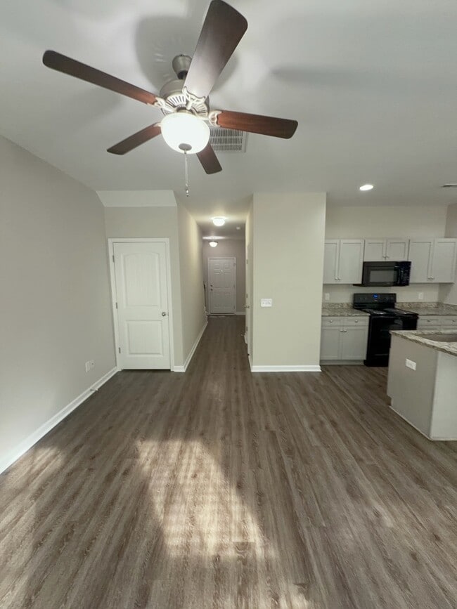 Building Photo - 650 Pippin Dr