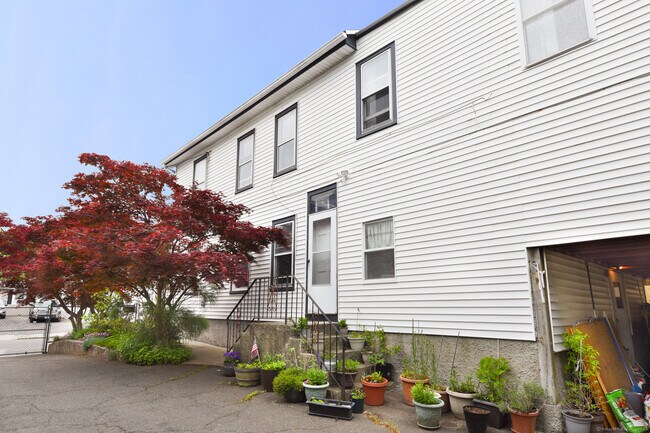 Building Photo - 114 Jones Ave