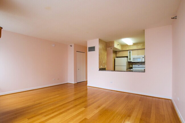 Building Photo - 512 N McClurg Ct