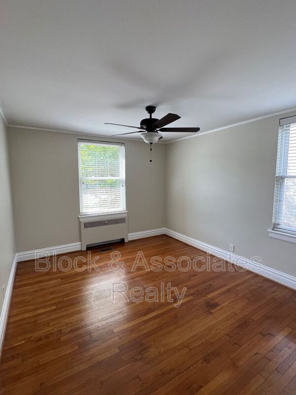 Foto del edificio - 1108 W Friendly Ave