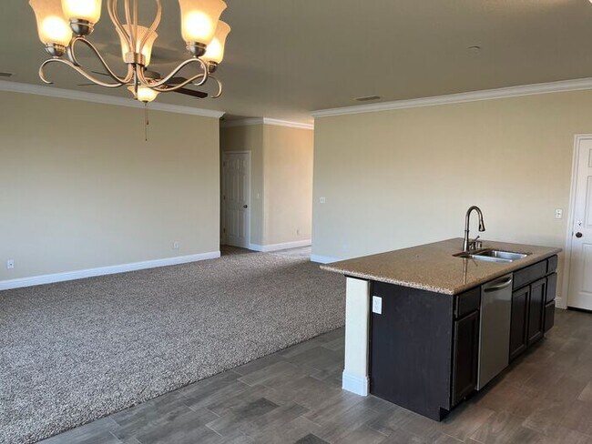 Building Photo - Kerman Single Story 4 Bedroom Available fo...