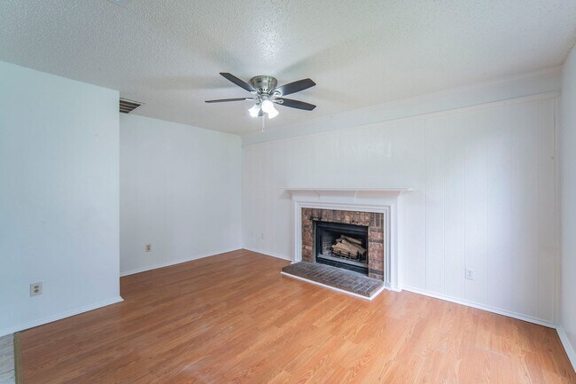 Foto del edificio - Spacious 4-Bedroom Home Across from the Pa...