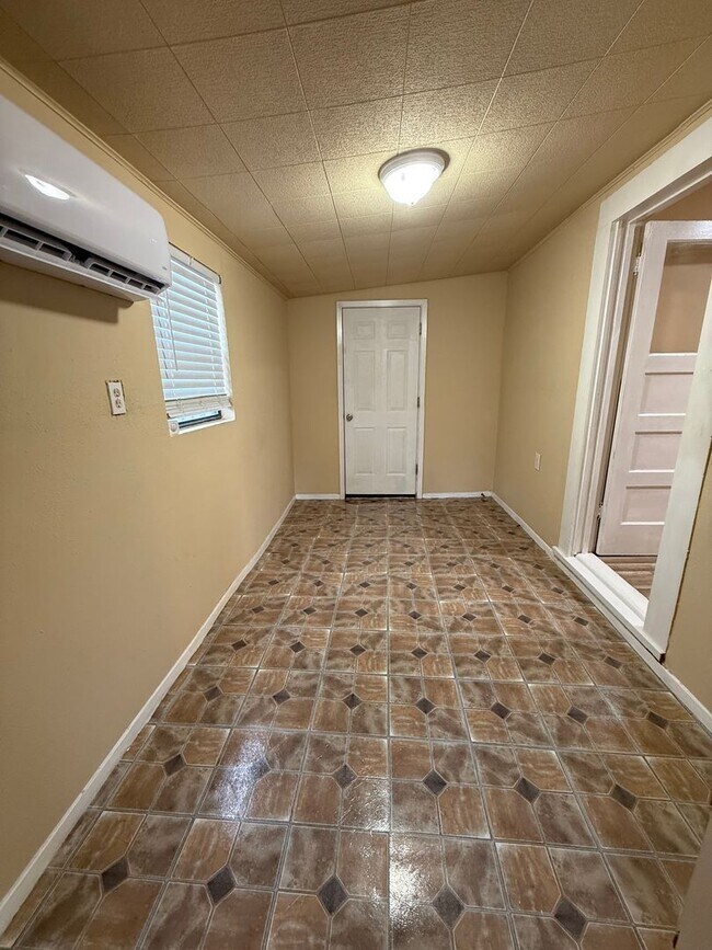 Building Photo - Renovated 2 Bed Home Near Downtown | Modern Updates + Great Location!